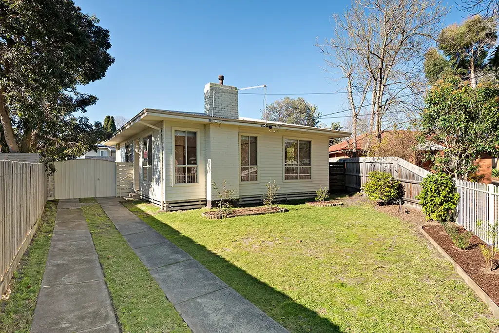 Charming Renovated Cottage in a Convenient Court Location