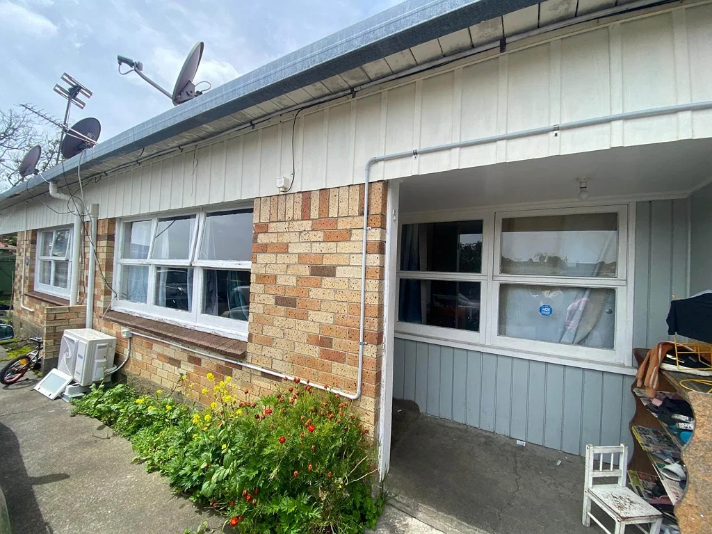 2 Bedroom Unit In Prime Location - Water Included