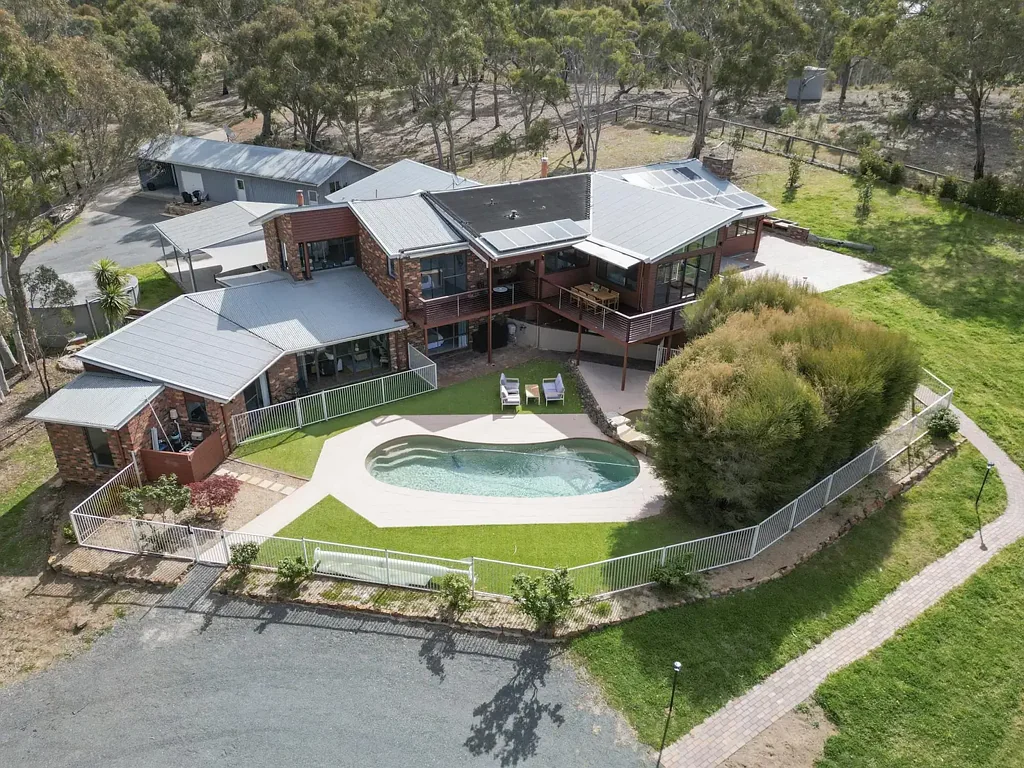 Sutton 8Kwarto A Private 42-Acre Lifestyle Estate with Dual Living in the Heart of Sutton