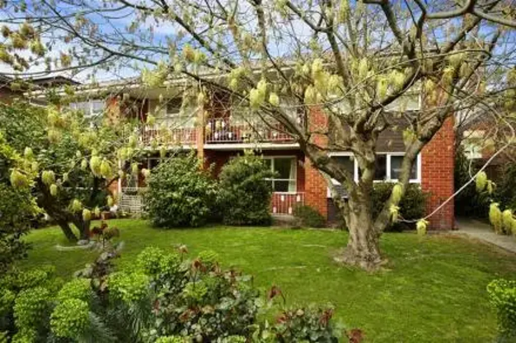 Spacious One Bedroom in Quiet Street