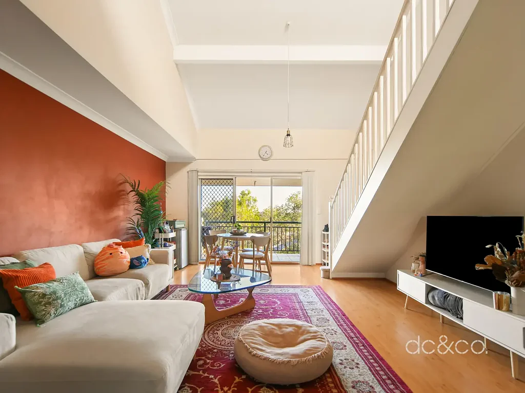 North Strathfield 2침실 2 bedroom apartment with ensuite & large mezzanine study