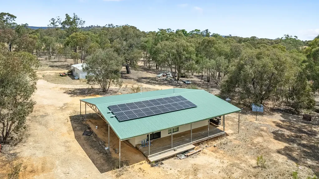 Stuart Mill 2房  Escape the City | Embrace the Country Life
Bush Retreat – Stuart Mill via St Arnaud
Approx. 50 Acres | 2-Bedroom Home + Shedding
