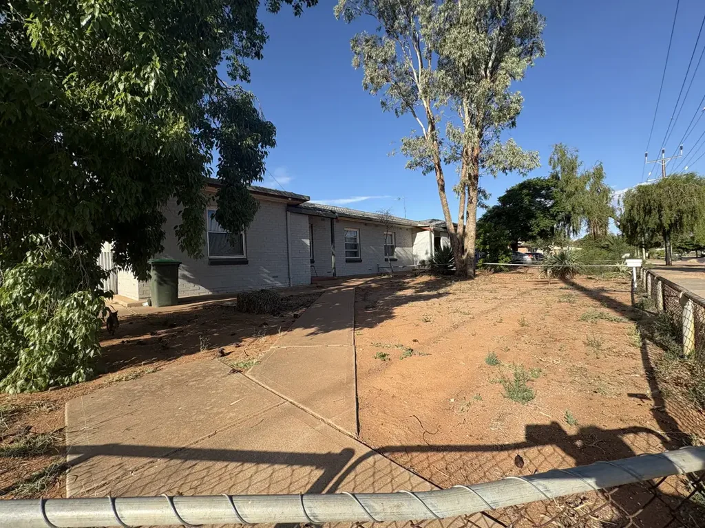 Port Augusta West 6ห้องนอน Dual-Income Maisonette Pair on Expansive Corner Allotment