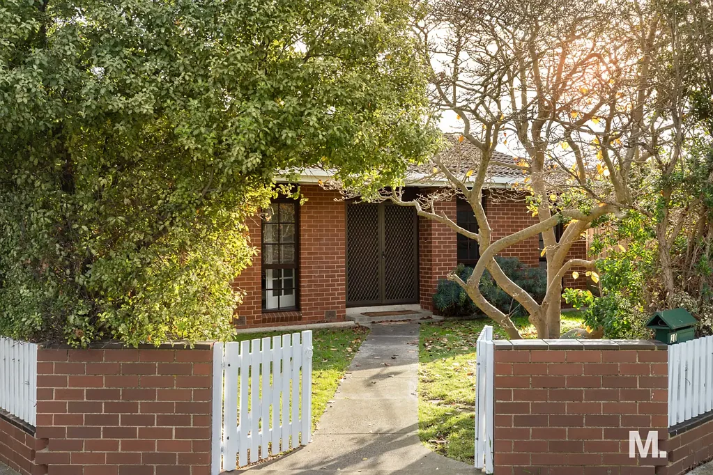Maribyrnong 4房 黄金转角地块 530㎡阔绰空间 河畔公园漫步 顶尖学校环绕 现代厨卫配置 阳光后院惬意 ALL THE CHARM OF YESTERDAY WITH THE LIFESTYLE AND FUTURE OF TOMORROW.