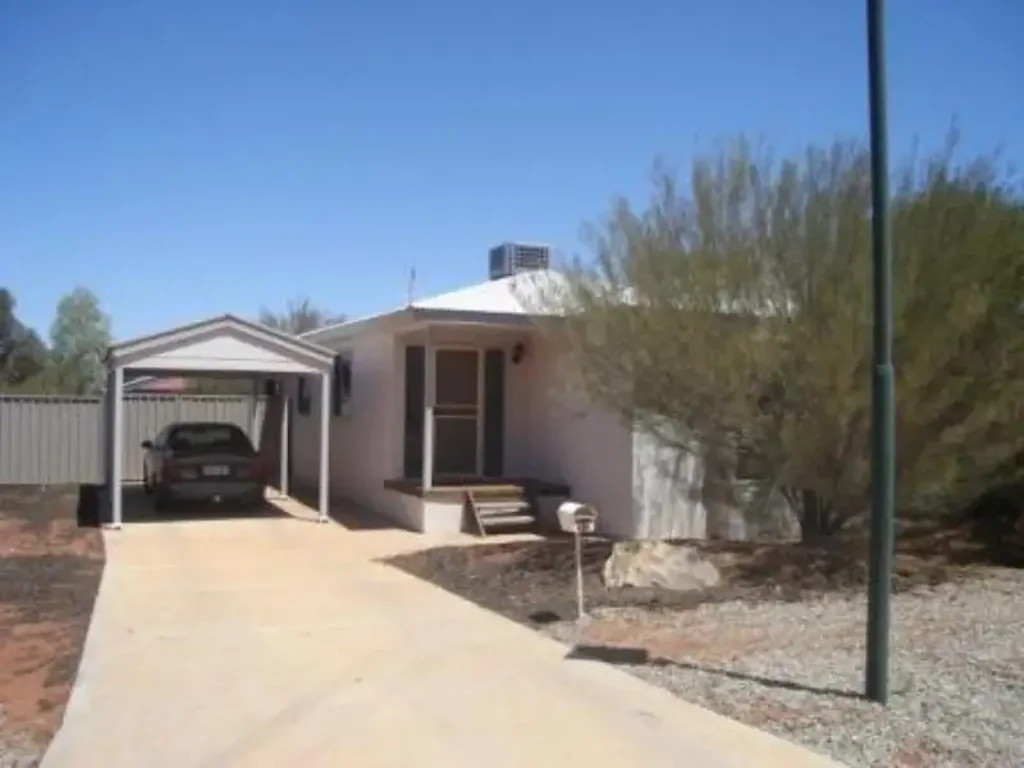 Roxby Downs 3ห้องนอน VERY NEAT 3 BEDROOM HOME