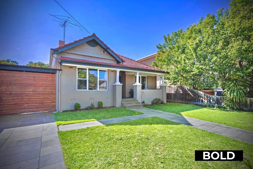 Charming Californian Bungalow in Sackville Ward – Ideal Family Home 🏡