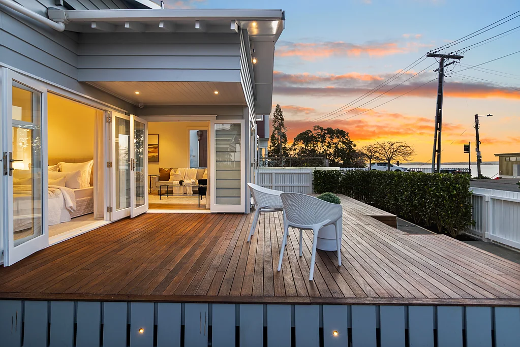 Point Chevalier 3房 Professionals x CPRE联袂呈现！翻新平房焕发新生，海景露台+全围栏庭院，步行至海滩/学校/公园！ Point Chevalier | Professionals Real Estate