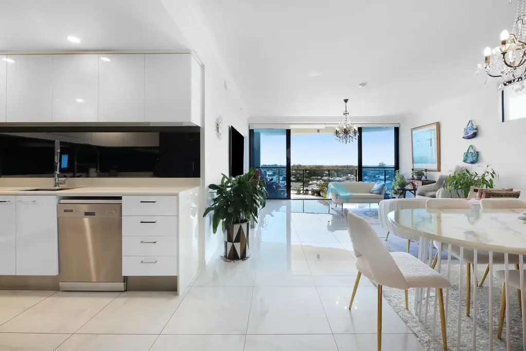 Biggera Waters 3Zimmer North-Facing Waterfront Luxury with Rare, Light-Filled Floor Plan