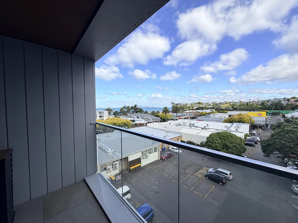Browns Bay 1 Bedroom MUST SELL - All Offers Presented