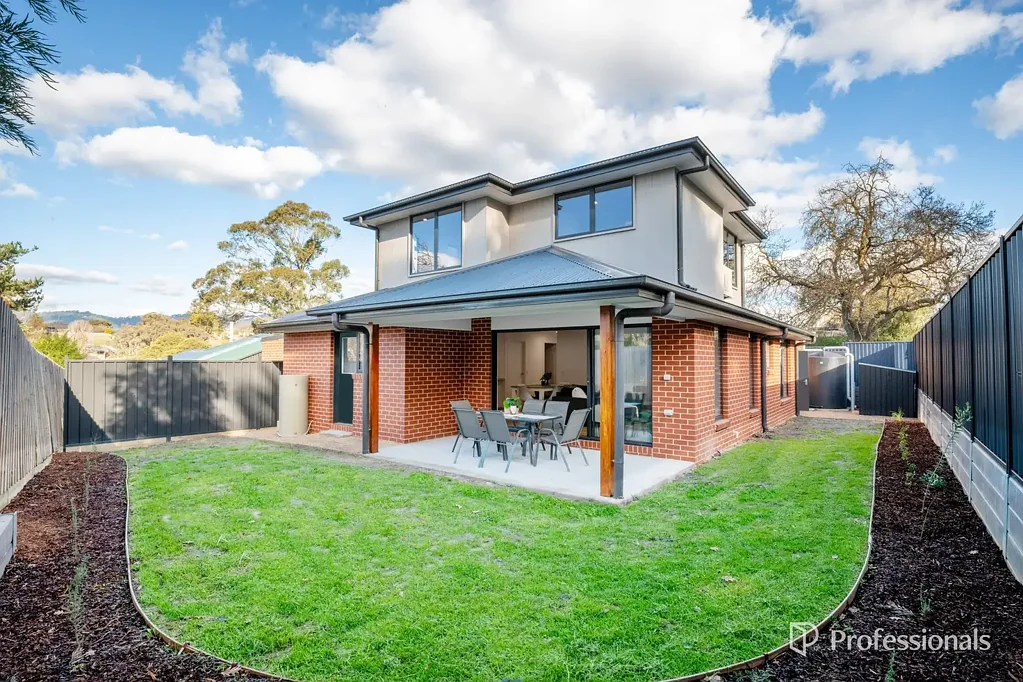 2/2 Croydondale Drive, Mooroolbark, VIC 3138