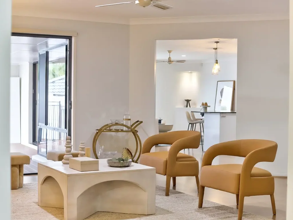 Robina 4房  WHITE PICKET FENCE. STEPS AWAY FROM PALMER GOLF COURSE - THIS HOME WILL BE SOLD!!