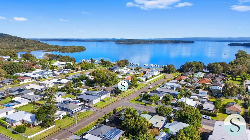Swansea 3房  Totally Transformed Inside, this Home Looks & Feels Brand New, Just 7 Houses to the Lake, it’s Easy Care & Location Perfect, with Room for Your Van