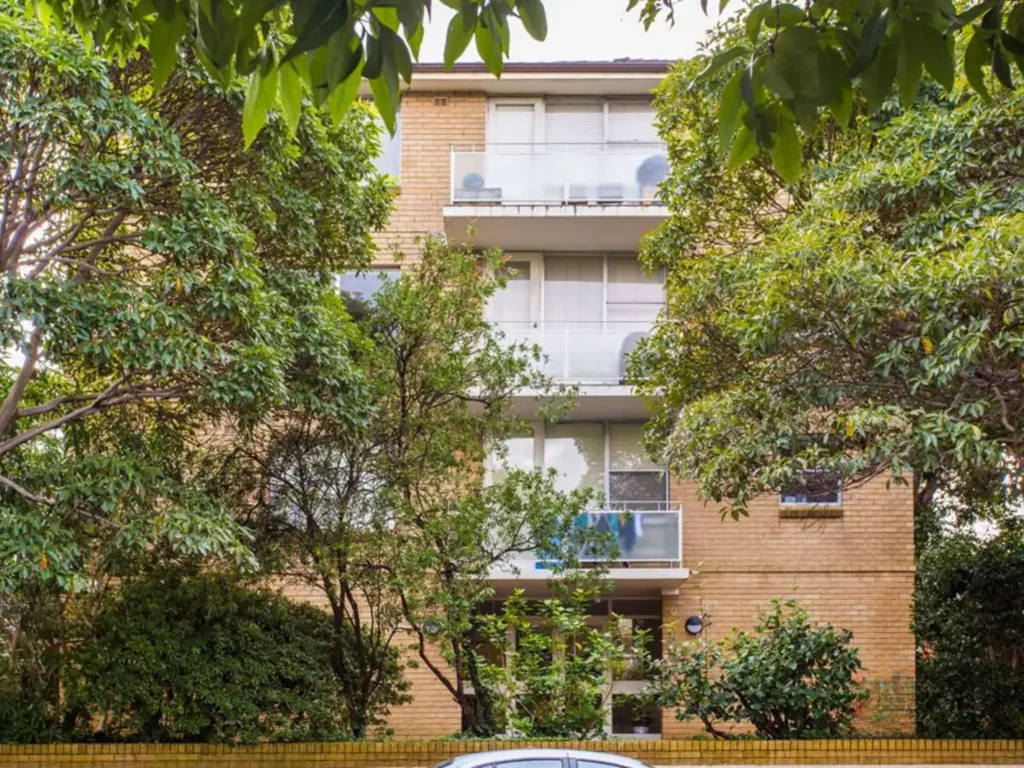 Spacious one-bedroom in the heart of Crows Nest