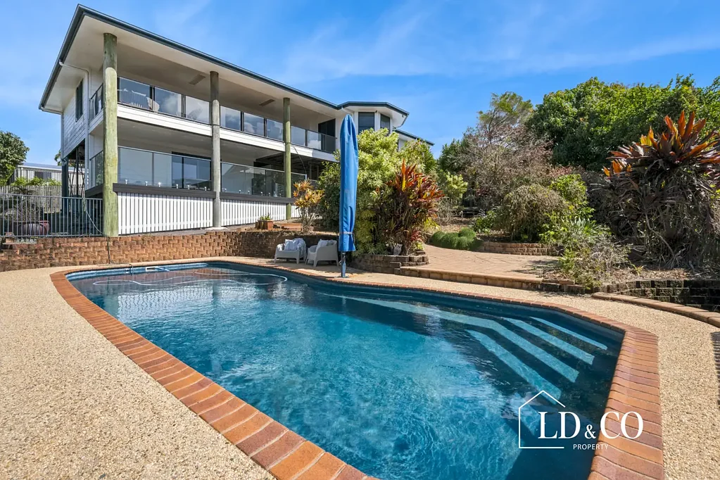 Eimeo 4Moenga Generous Family Living with a Poolside Escape