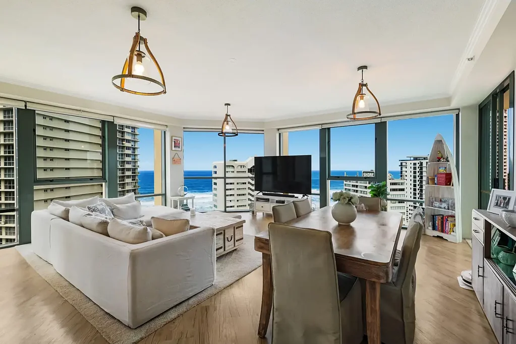 Surfers Paradise 3ห้องนอน RENOVATED A-STYLE APARTMENT | READY TO MOVE IN | 172sqm SPACIOUS LIVING | STUNNING OCEAN VIEWS | HEART OF SURFERS PARADISE