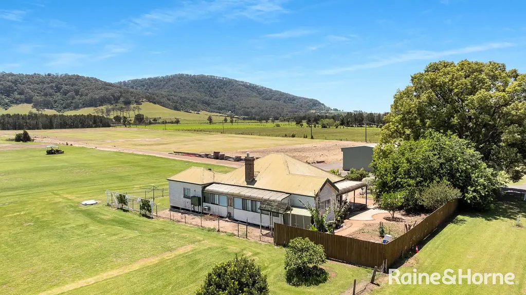 Coolangatta 4 Slaapkamer Prime Opportunity - 32 Acres of Fertile Land & Original Homestead
