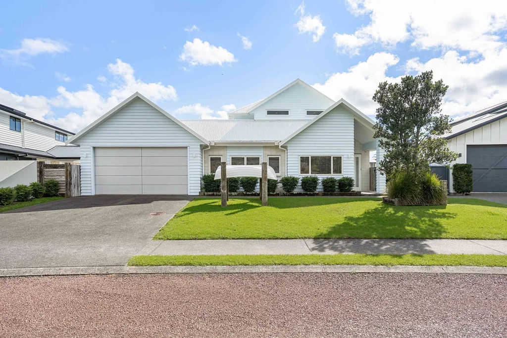 Pauanui 5房  Immaculate canal-front residence!