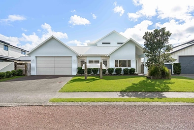 Pauanui 5房  Immaculate canal-front residence!
