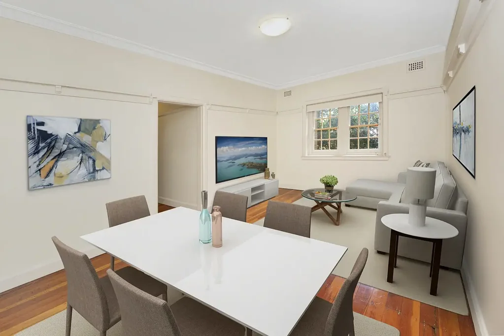 Two Bedroom Apartment with a few Steps to Coogee Beach