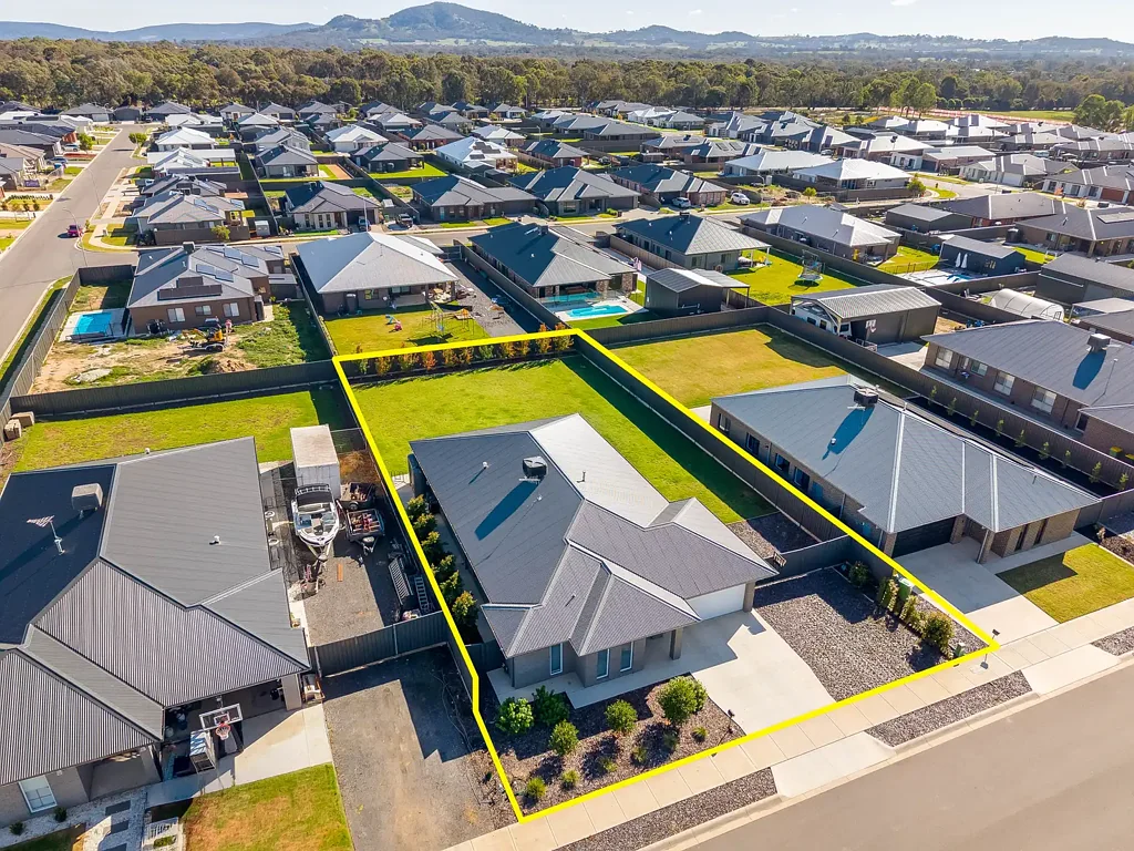 Wirlinga 4房  Modern Family Oasis on a Premium 1,033m² Canvas