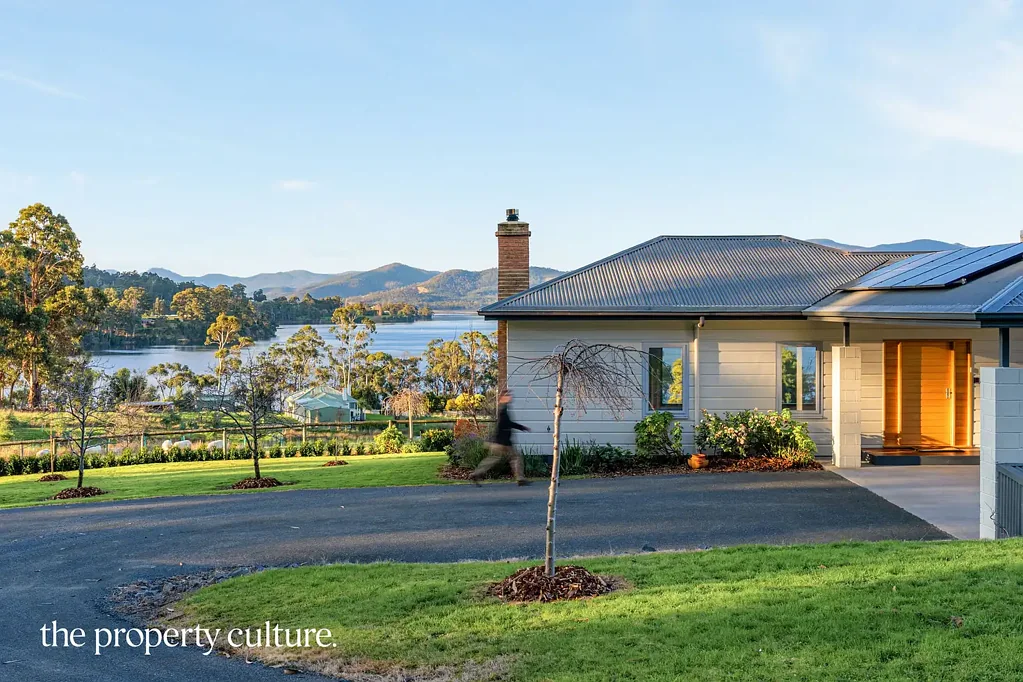 Castle Forbes Bay 3 Bedroom Glorious Water & Mountain Views