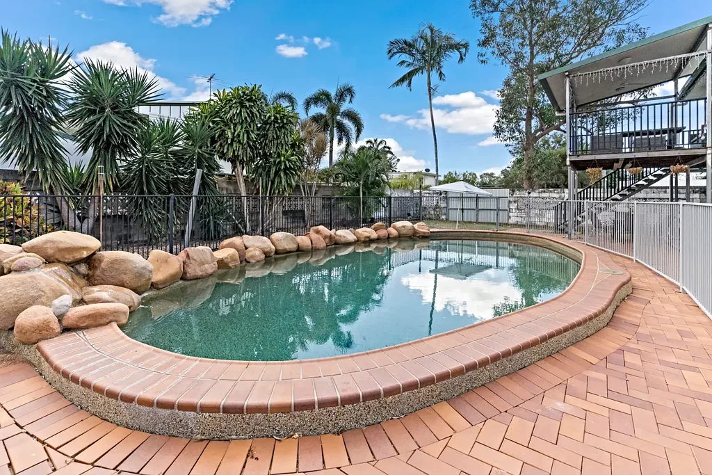 Cranbrook 4部屋 Spacious Dual-Living Family Home with Pool, Decks & Prime Location
