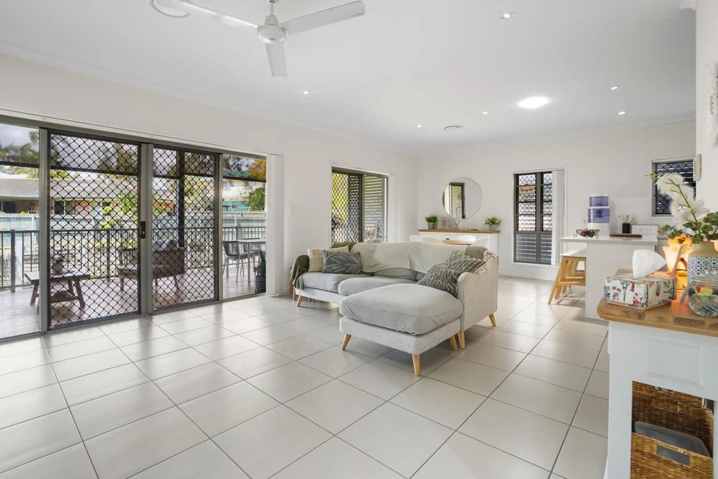 Arana Hills 3Phòng ngủ 227 sqm of Split Level Living with Leafy Outlook