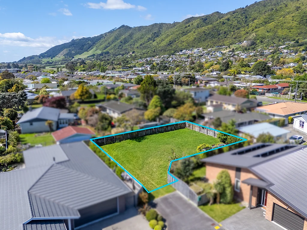 Waikanae  Hard-to-Find Section Close to Waikanae Amenities