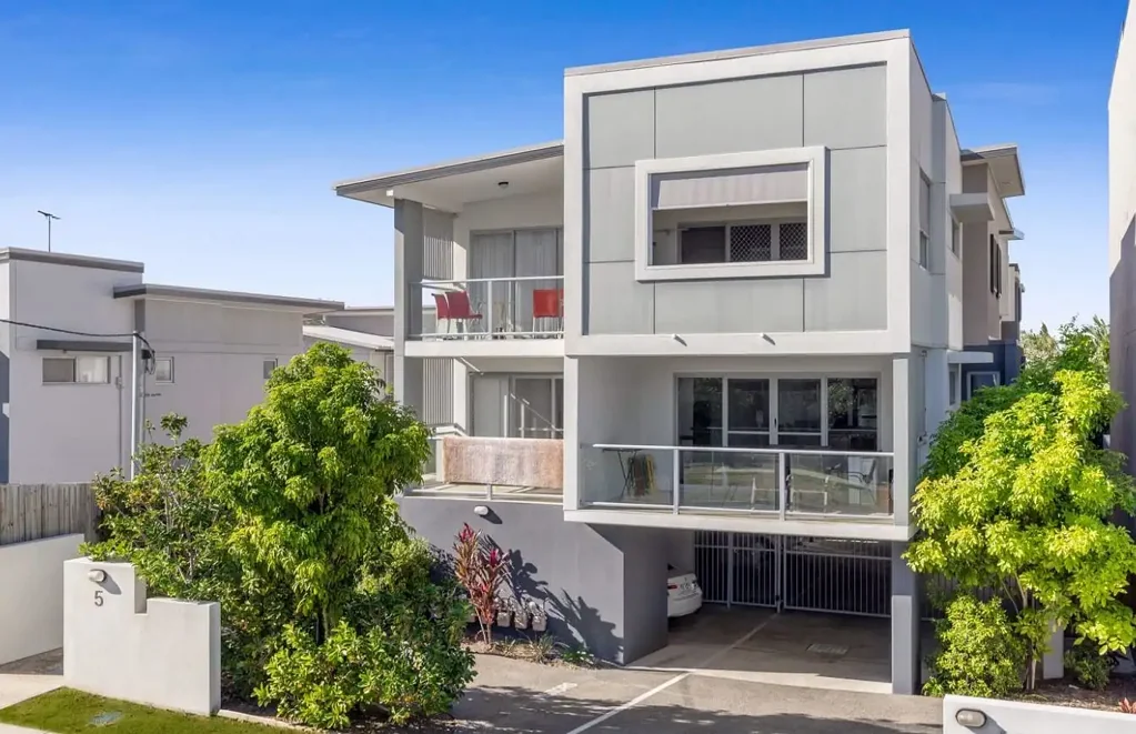 Mount Gravatt East 2房 精品综合楼 六套独有 两卧带套间 主卧配浴缸 开放式设计 石制台面厨房 宽敞露台 步行至学校 Seriously for Sale!