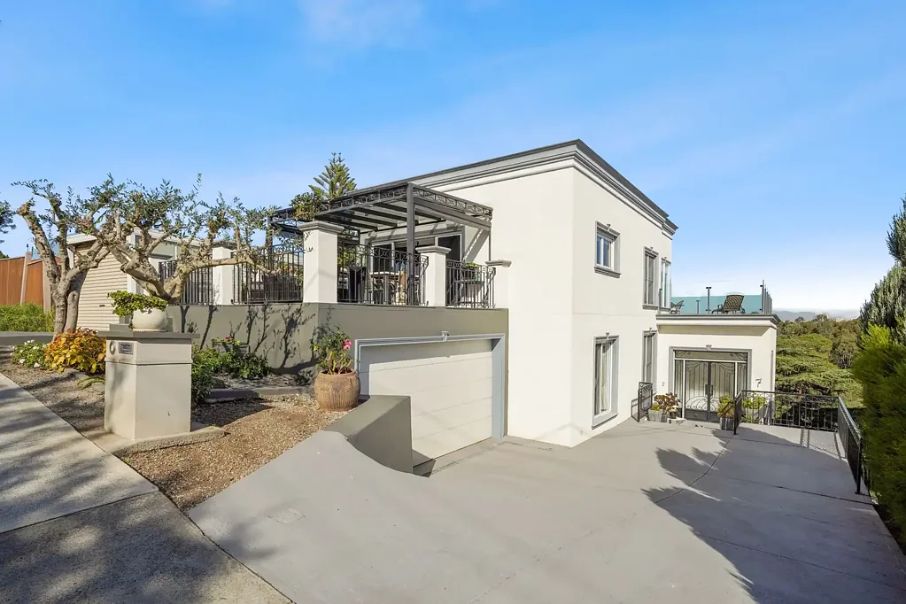 Pascoe Vale South 5 Bedroom Grand Family Residence with Uninterrupted Breathtaking City & Nature Views
