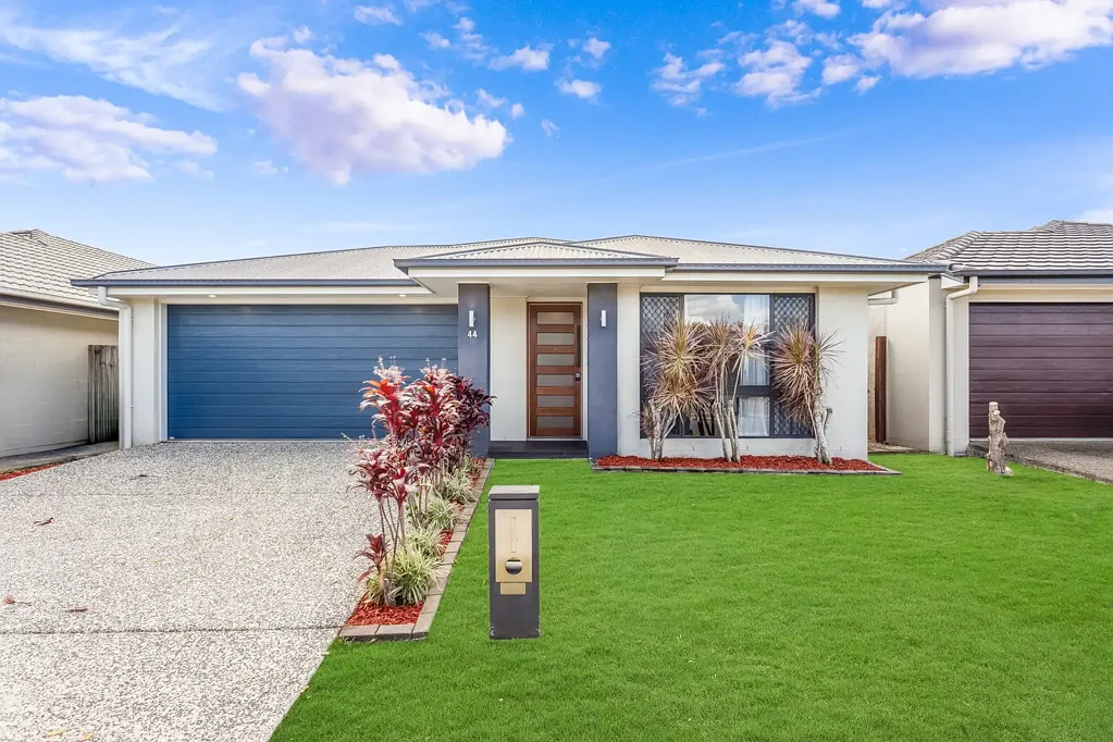 Burpengary East 4房 现代舒适 优质装修 开放式布局 自然采光充沛 带顶棚娱乐区 全围栏地块 四卧宽敞 主卧套间 空调双车位 步行公园咖啡 Move-In Ready Modern Living in Sought-After North Harbour