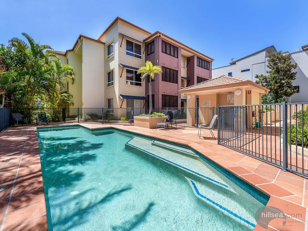 Runaway Bay 1 Bedroom IMMACULATE WATERFRONT UNIT
