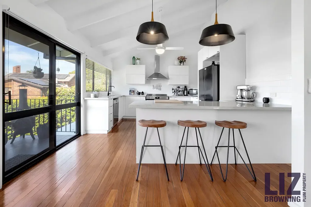 Chapel Hill 5部屋 Architectural Elegance Meets Versatile Dual Living