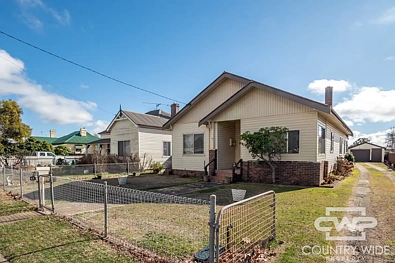 Guyra 3房  A Cherished Family Home in a Prime Location