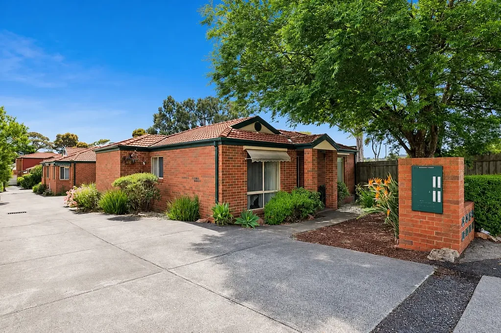 Bayswater 2 Slaapkamer Street Frontage with Unlimited Potential