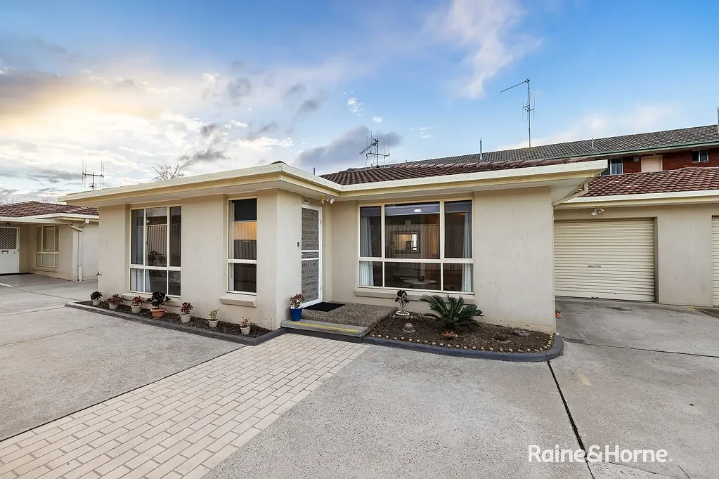 Karabar 2 Bedroom Spacious single level townhouse!