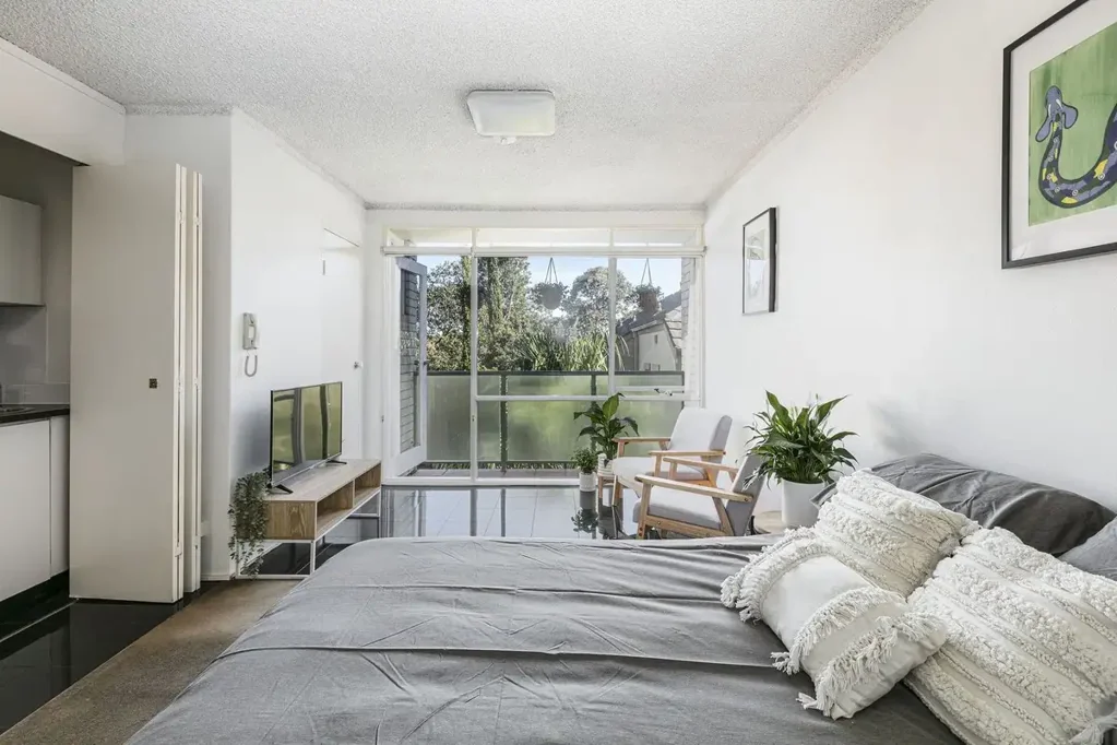 Modern Light Filled Studio in Hereford Court | Unfurnished