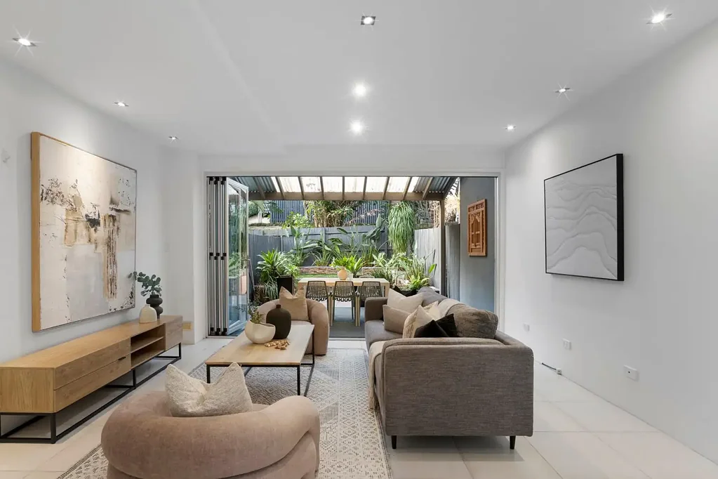 Indooroopilly 2 Bedroom Unique tri-level townhouse with plenty on offer