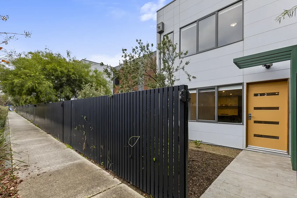 Modern Three Bedroom Home in a Quiet Hadfield Location