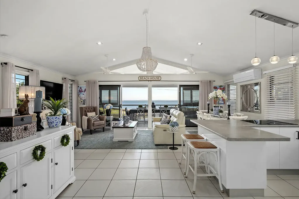 Woody Point 4બેડરૂમ Prime Esplanade Position with Uninterrupted Ocean & City Views!