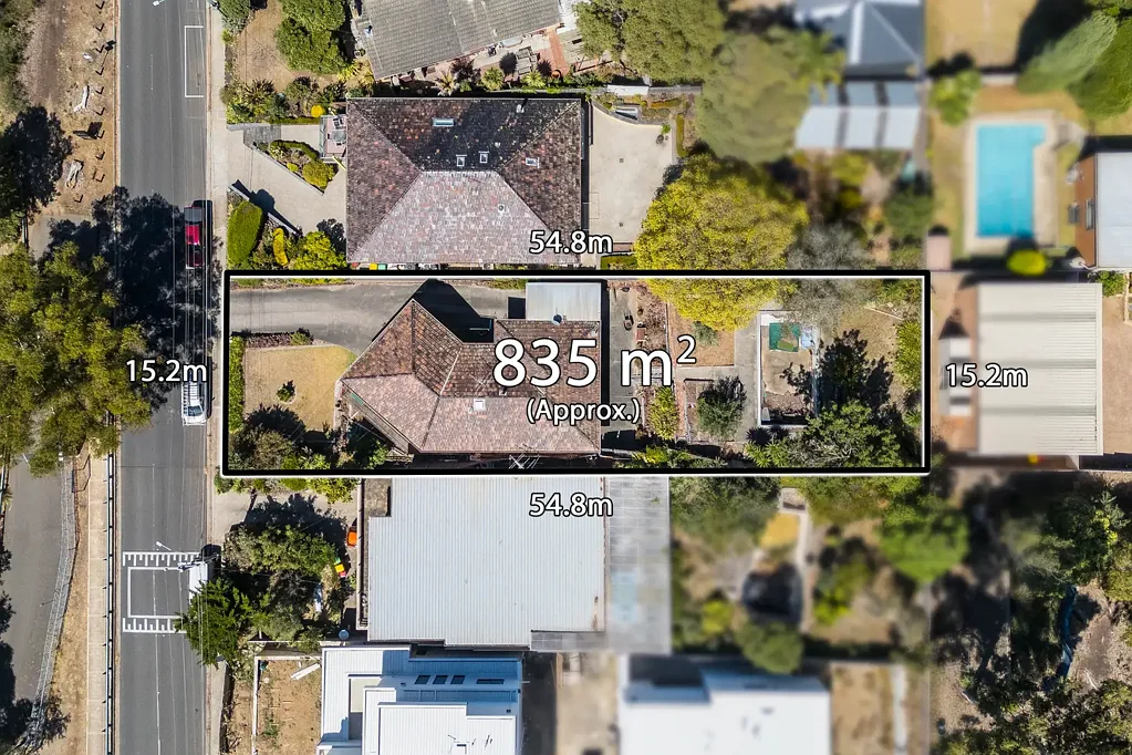 Strathmore 3Phòng ngủ Exceptional Potential on 835sqm (Approx.) with Stunning Strathnaver Reserve Views