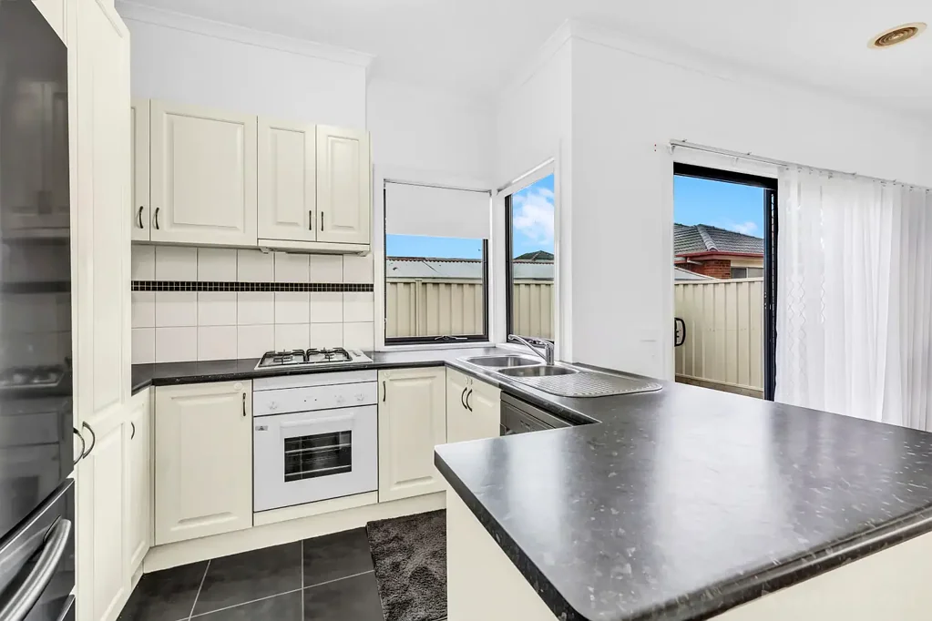 Dandenong 2Zimmer PRIVATE, SPACIOUS & PACKED WITH FEATURES