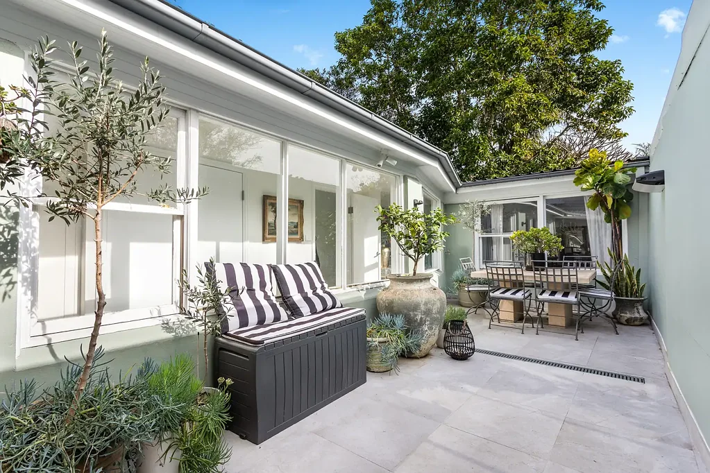 Alexandria 3 Bedroom Serene Light-Filled Oasis Only Footsteps from Waterloo Metro