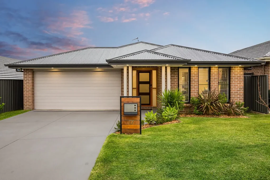 Riverstone 3 Bedroom Stunning Eden Brae Single Level Home