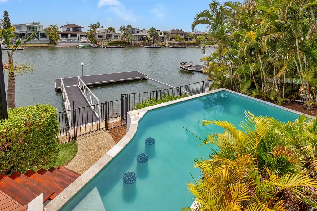 Helensvale 5房  Effortless North-Facing Single-Level Waterfront Living