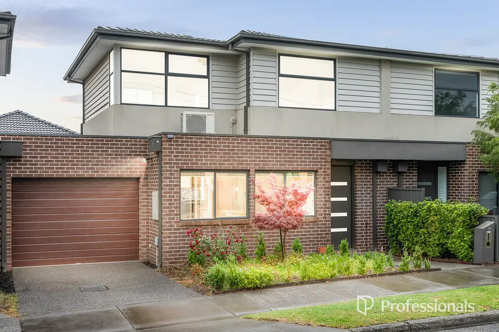 Clarinda 2房 独立临街 私人车道 朝北采光 现代厨房 无业主费 开放式空间 私人庭院 安全车库 步行便利 Modern Street-Front Townhouse with Style, Space and No Owners Corporation Fees