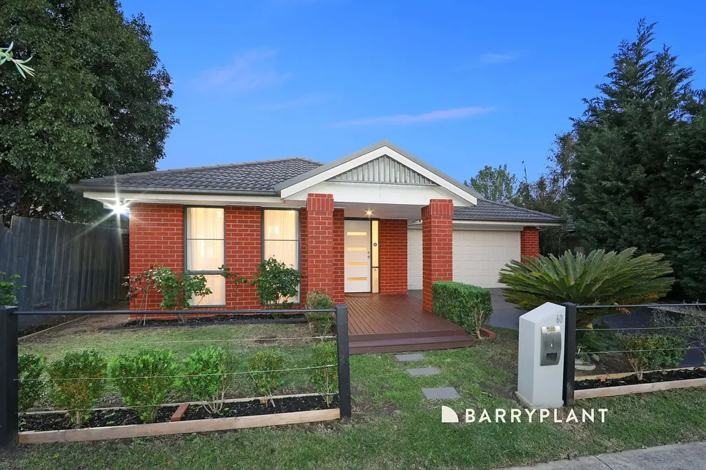 Knoxfield 4房 死胡同宁静居所 全新粉刷 现代 开放式设计 厨房中央岛台 不锈钢电器 主卧套房 双滑门木制露台 中央供暖 蒸发式制冷 超大车库 便捷位置 Immaculate Inside and Out