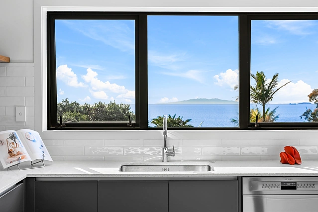 2/14 Clifton Road, Waiake, North Shore City