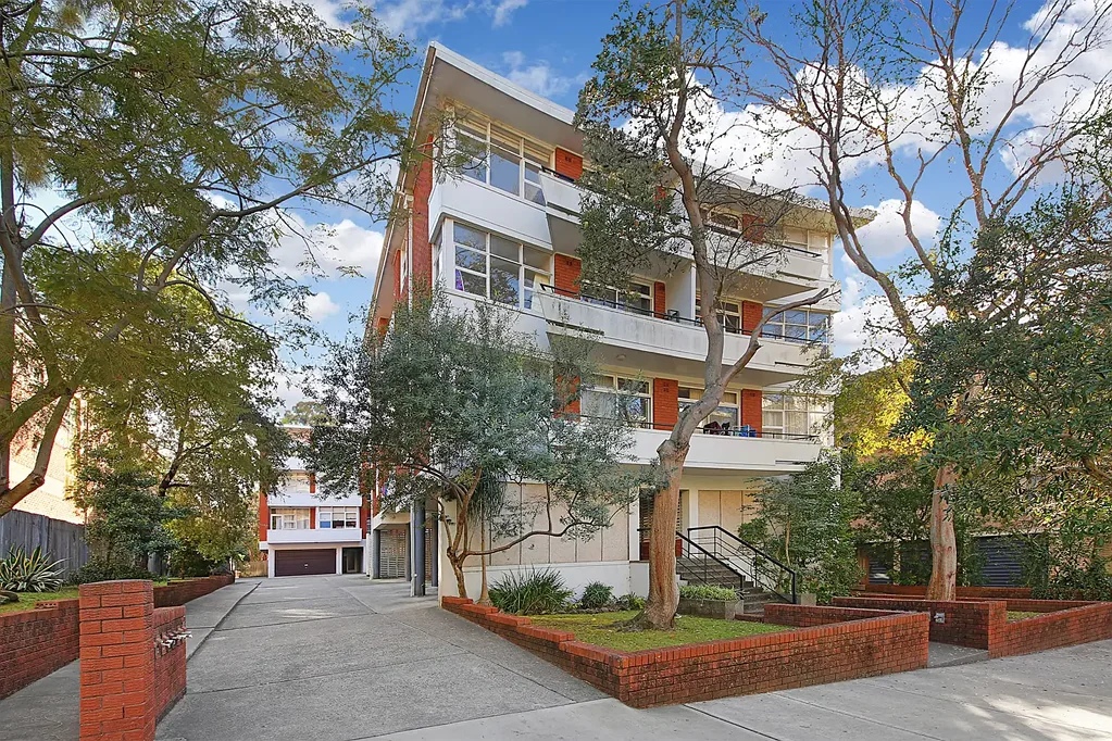 Light Filled One-Bedroom Apartment in Superb Location