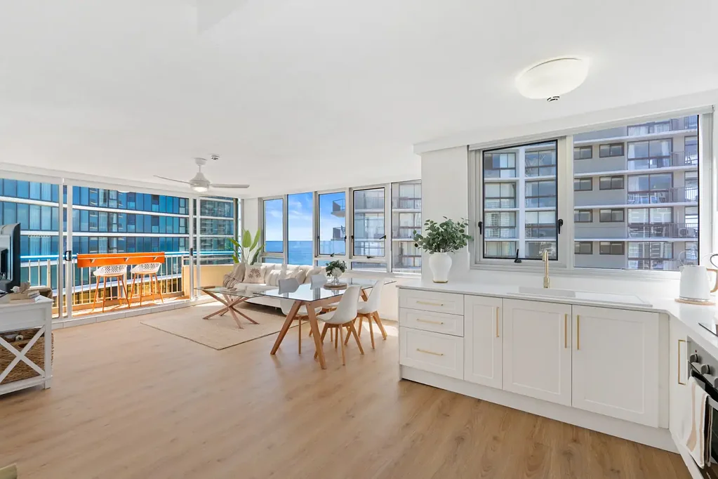 Surfers Paradise 1ห้องนอน Fully Renovated North-East Facing Apartment - Metres to the Beach